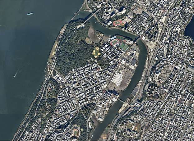 Aerial image of Manhattan and the Bronx divided by the Harlem River.