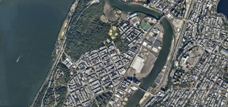 Aerial image of Manhattan and the Bronx divided by the Harlem River.